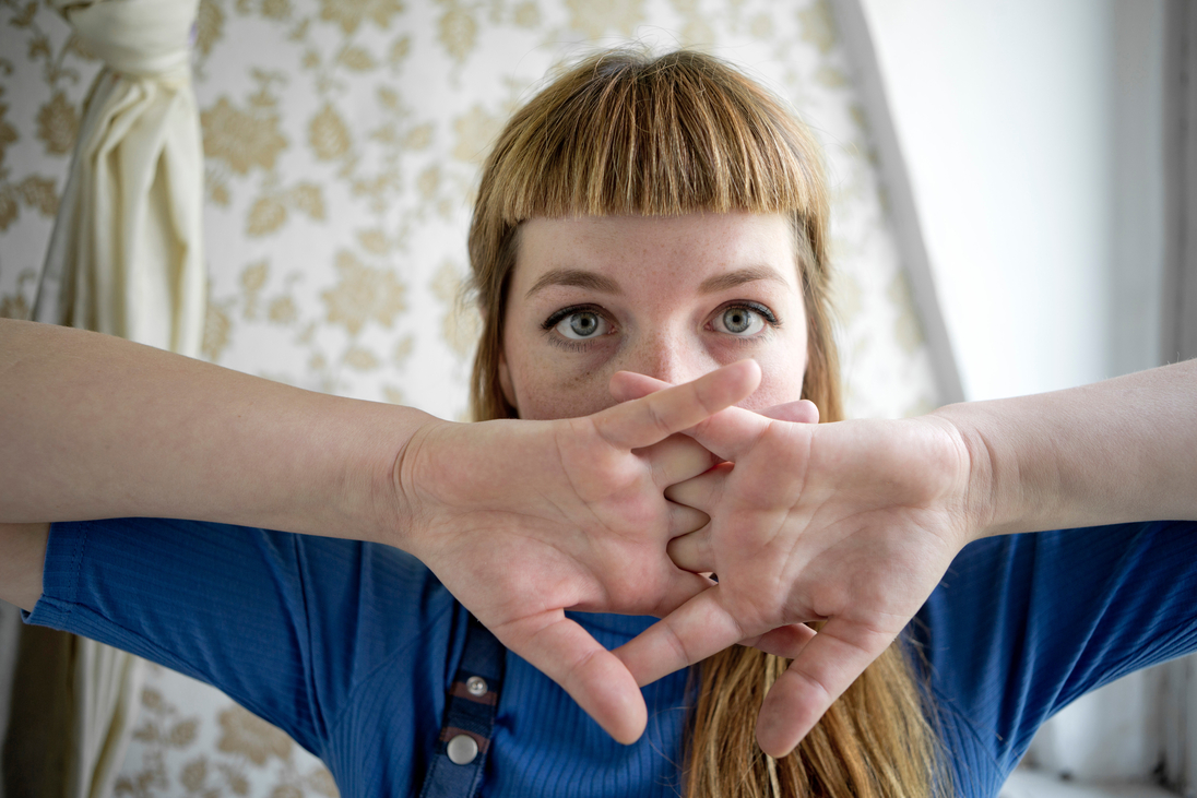 Studentin, die ihr Gesicht verdeckt