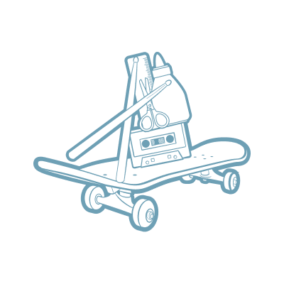 Skateboard mit einem Stapel von allerhand Sachen