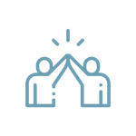 Zwei Personen schlagen ein