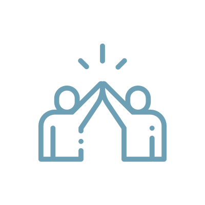 Zwei Personen schlagen ein